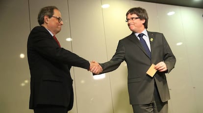 El 'president' de la Generalitat, Quim Torra, a la izquierda, y su antecesor en el cargo, Carles Puigdemont. 