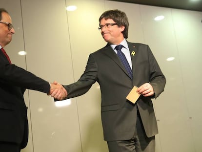 El 'president' de la Generalitat, Quim Torra, a la izquierda, y su antecesor en el cargo, Carles Puigdemont. 