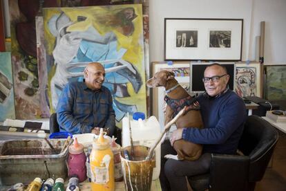 Los artistas Gerard Witlox (jersey) y Carlos Re (camisa) en su taller de Genalguacil (Málaga).