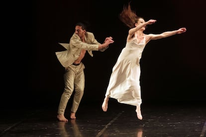 La selección de bailarines ha sido larga y laboriosa. Lara Guidetti y Francesco Pacelli homenajean a Pina Bausch en “Soplo”.