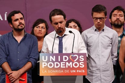 El líder de Unidos Podemos Pablo Iglesias (c), acompañado por Alberto Garzón (i), Íñigo Errejón (d), durante su comparecencia ante la prensa tras conocer los resultados.