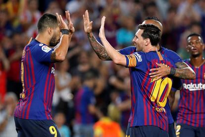 Lionel Messi celebra el primer gol del partido, con Luis Suárez y Arturo Vidal.