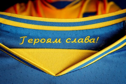 La camiseta de la selección de fútbol de Ucrania con el lema "Gloria a los héroes" en el interior, en el cuello.