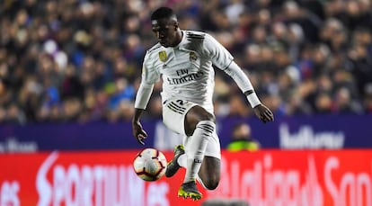 Vinicius controla un balón ante el Levante. 