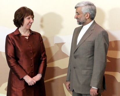 La jefa de la diplomacia europea, Catherine Ashton, y el jefe negociador iraní, Said Jalili durante la reunión internacional sobre el programa nuclear iraní.