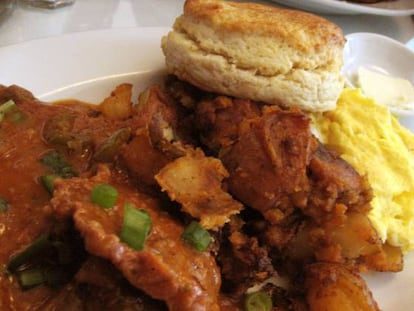 Cerdo guisado, puré y scones