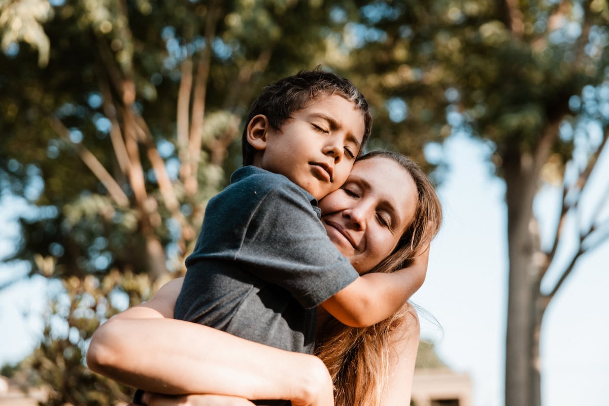 Las caricias, imprescindibles para el bienestar y la felicidad de los bebés  y para los que no lo son tanto | Familia | Mamas & Papas | EL PAÍS