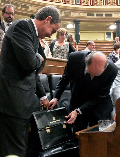 El presidente del Gobierno, José Luis Rodríguez Zapatero y el vicepresidente primero del gobierno, Alfredo Pérez Rubalcaba, durante el debate del Estado de la Nacion en el Congreso de los Diputados.