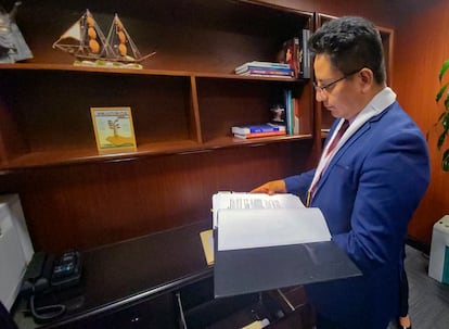 El fiscal provincial de Enriquecimiento Ilícito, Sergio Rojas, revisando documentos en las oficinas del Ministerio de Justicia en Lima, mientras investiga posibles actos fraudulentos por parte del Gobierno de Pedro Castillo. 