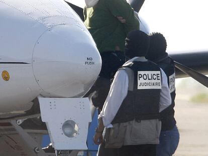 Policías franceses suben a un avión a Mikel Carrera en 2010.
