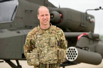 El príncipe Guillermo frente a un helicóptero Apache en el Centro de Aviación del Ejército en Middle Wallop, Inglaterra, el lunes 13 de mayo de 2024.