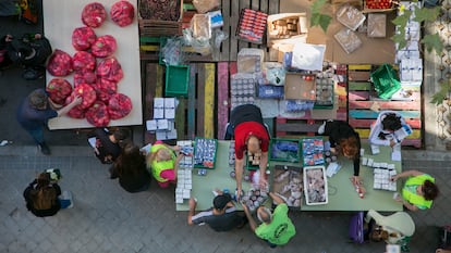 Reparto de alimentos en Aluche, por la asociación Red de Apoyo Mutuo Aluche.