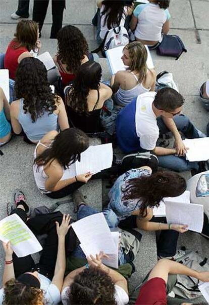 Varios alumnos repasan antes de entrar al examen en las escaleras de la Facultad de Odontología de la Complutense.