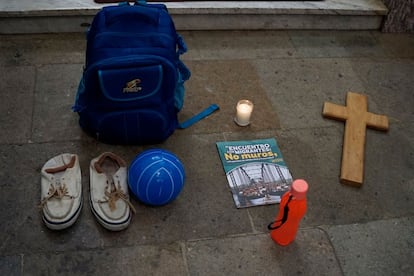 En la Catedral Metropolitana de la Ciudad de Guatemala se exhibieron objetos de los migrantes fallecidos durante una misa en honor a las víctimas del accidente en el Estado de Chiapas, México.