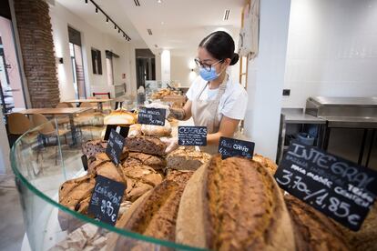 Una trabajadora de la panadería 25 Degres, el viernes en Málaga.