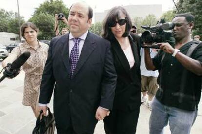 Matthew Cooper, de <i>Time,</i>  se dirige con su mujer al tribunal de distrito.