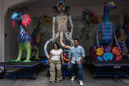 Selene Cruz y Patrick Sandoval del colectivo 'Calacafe', de las alcaldías Xochimilco y Coyoacán, junto a algunos alebrijes monumentales.