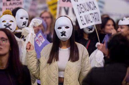 Una chica viste con una careta durante una manifestación contra las violencias machistas
