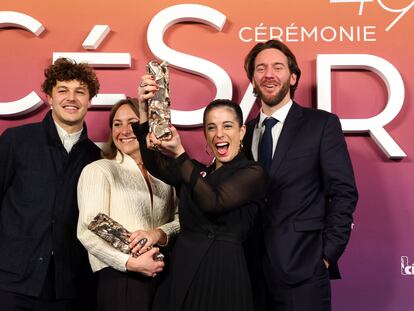 La directora Gala Hernández López posa con el premio César al mejor corto documental el pasado 23 de febrero en París, junto a los productores de 'La mecánica de los fluidos'.