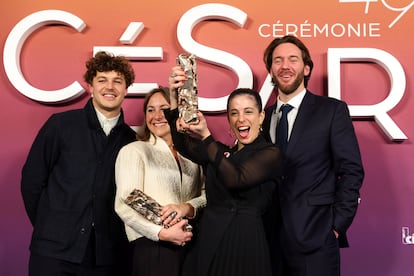 La directora Gala Hernández López posa con el premio César al mejor corto documental el pasado 23 de febrero en París, junto a los productores de 'La mecánica de los fluidos'.