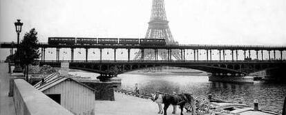 Arriba, vista de la torre Eiffel desde el Sena; abajo terraza de una <i>brasserie.</i>