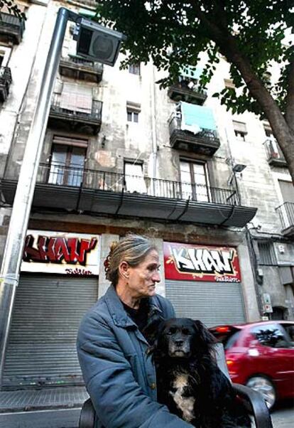 Presentación, ayer por la tarde junto al edificio desalojado.