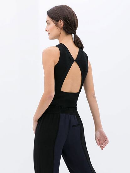 Top negro con abertura triangular de Zara (29,95 euros).