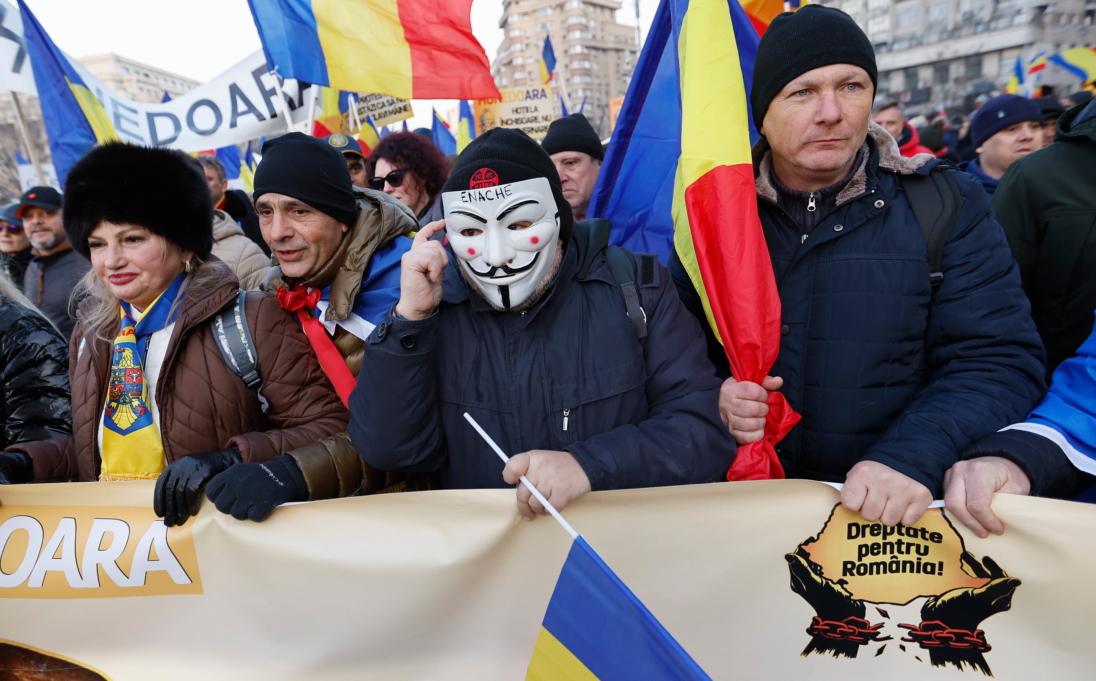 Miles de personas protestan contra la anulación de las elecciones presidenciales en Rumania tras las sospechas de injerencia rusa