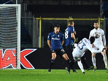 Mendy chuta para marcar su gol ante el Atalanta este miércoles en Bérgamo.