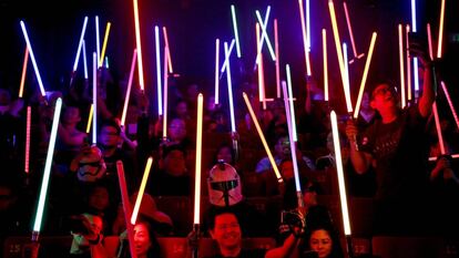 Espectadores de ‘Os últimos jedi’ em Subang Jaya, na Malásia, levantam seus sabres de luz na sexta-feira 15 de dezembro.