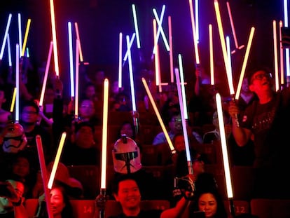 Espectadores de ‘Os últimos jedi’ em Subang Jaya, na Malásia, levantam seus sabres de luz na sexta-feira 15 de dezembro.