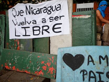 Cartazes em favor da democracia numa rua de Manágua.