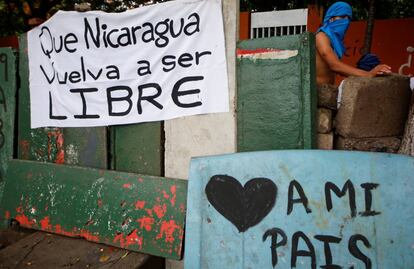 Pancartas en favor de la democracia en una calle de Managua.