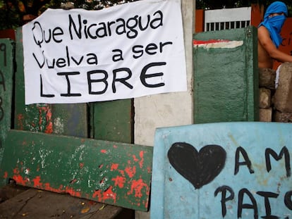 Pancartas en favor de la democracia en una calle de Managua.