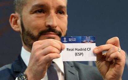 Zambrotta, con la papeleta del Real Madrid en un sorteo de la Champions.
