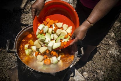 Unas mujeres preparan la comida en Chiapas (México). 