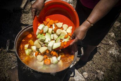 Unas mujeres preparan la comida en Chiapas (México). 