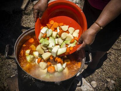 Unas mujeres preparan la comida en Chiapas (México). 