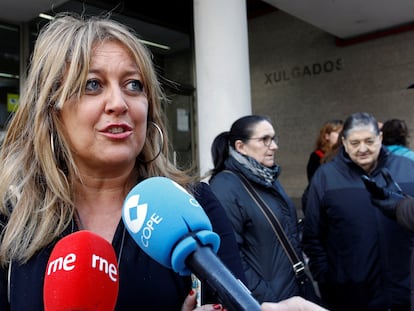 Beatriz Sestayo haciendo declaraciones, minutos antes de que comparezca ante la denuncia de un magistrado al que atribuyó actitudes machistas, el 28 de febrero de 2019 en Ferrol.