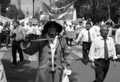 Taxistas se manifiestan contra Uber en la Avenida Reforma.