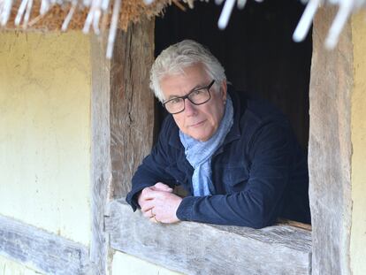 O escritor Ken Follett, no povoado anglo-saxão reconstruído de West Stow.