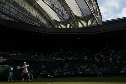 Mandy Minella, de Luxemburgo, devuelve la pelota a la holandesa Kiki Bertens durante su partido de primera ronda de individuales femeninos, el 2 de julio.