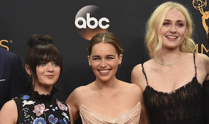 Las actrices de 'Juego de Tronos' Maisie Williams, Emilia Clarke y Sophie Turner.