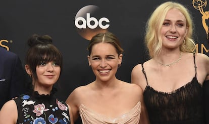 Las actrices de &#039;Juego de Tronos&#039; Maisie Williams, Emilia Clarke y Sophie Turner.