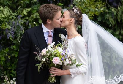 Los duques de Westminster, Hugh y Olivia, el 7 de junio de 2024, después de darse el "sí, quiero" en una ceremonia en Chester (Inglaterra, Reino Unido).