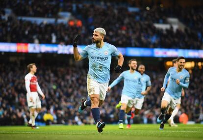 Agüero celebrar uno de sus tres goles de ayer al Arsenal.