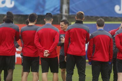 Galca, con sus jugadores, en Sant Adri&agrave;. 