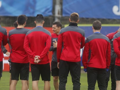 Galca, con sus jugadores, en Sant Adri&agrave;. 