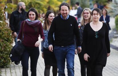 El candidato a la presidencia del Gobierno por Unidas Podemos, Pablo Iglesias, y la candidata al Congreso, Irene Montero, a su llegada al hotel Goya de Madrid para seguir al escrutinio de las elecciones.