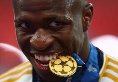 Vinicius Junior muerde su medalla.